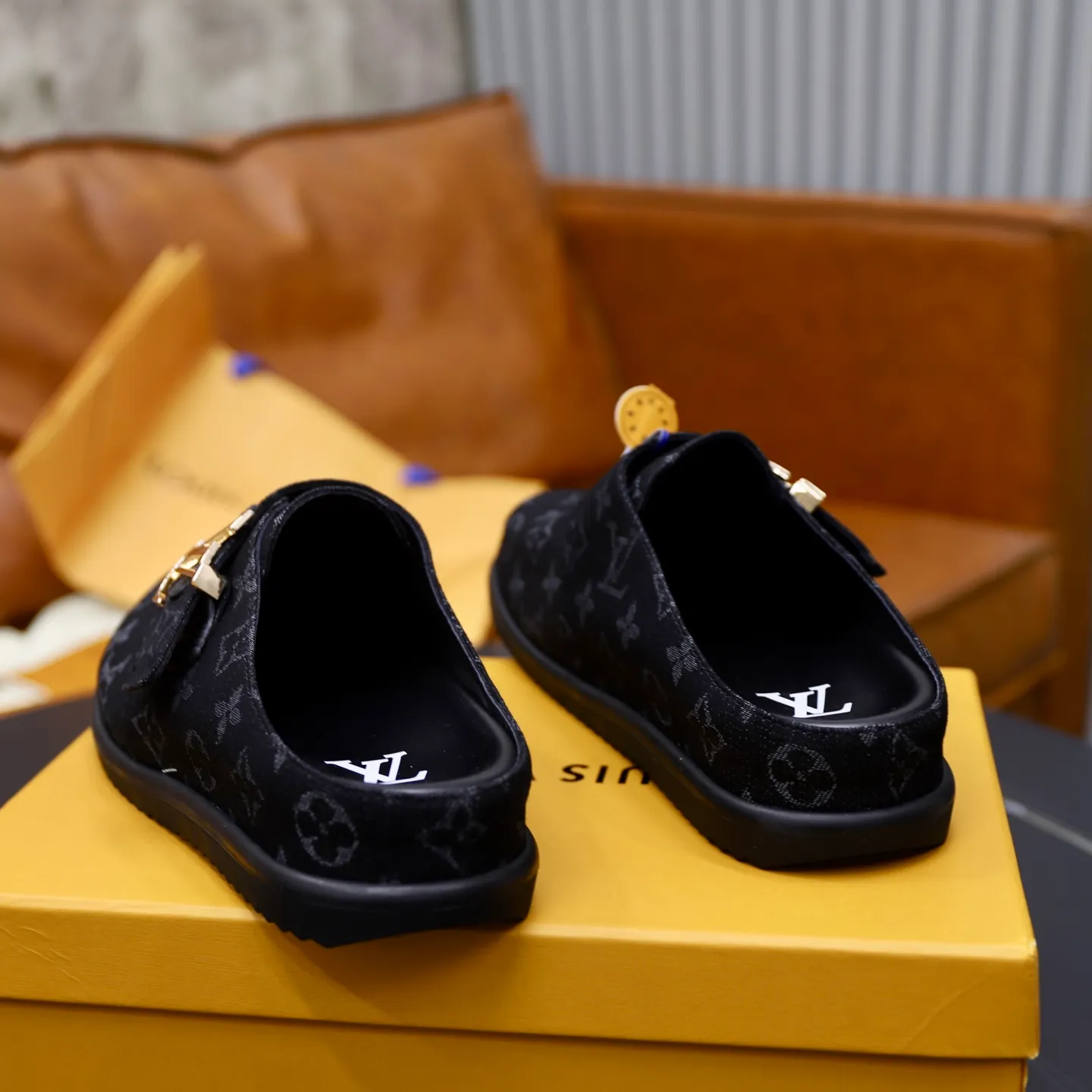 Ex-factory price: 520💰🙅‍♂️🙅‍♂️🙅‍♂️Birkenstock Brand: LV Louis Vuitton Standard code: 38-45 (cowhide lining) Grade: Same as the official website Material: Original presbyopic fabric design Original rubber wear-resistant molded outsole Style category: Men's fashion sandals Distinguished luxury brand elements Top luxury Color: Actual picture color